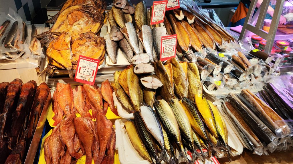 Ассортимент рыбы на рынке в Калининграде